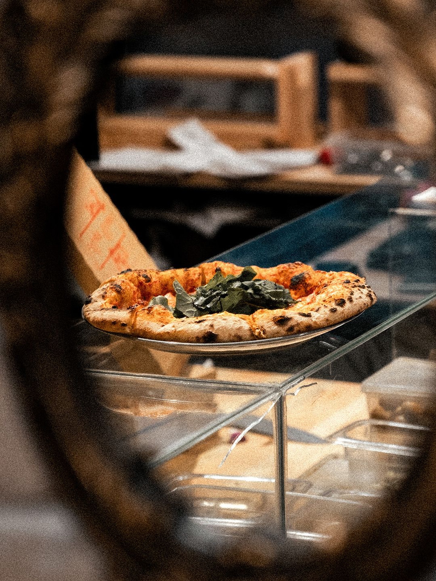 Tezgahtaki taze pizza