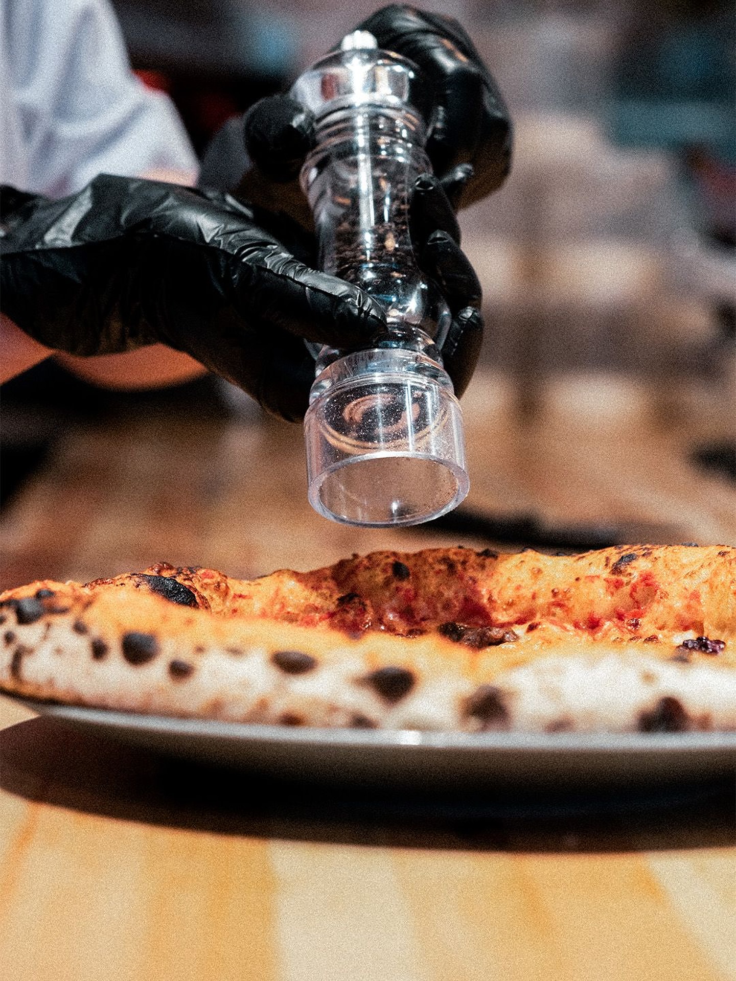 Taş fırından çıkan pizzaya taze karabiber