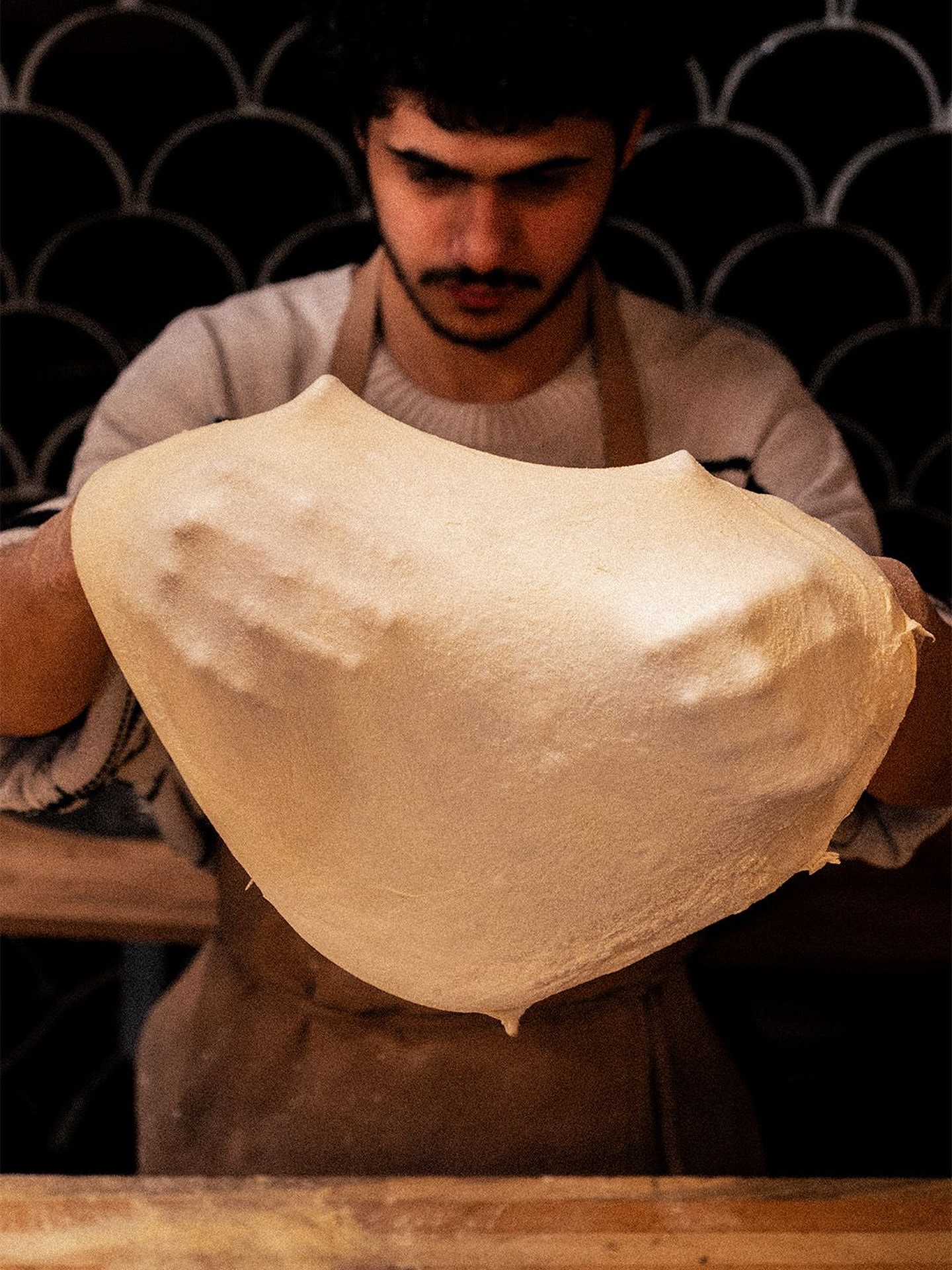 Hamur açan pizzaiolo